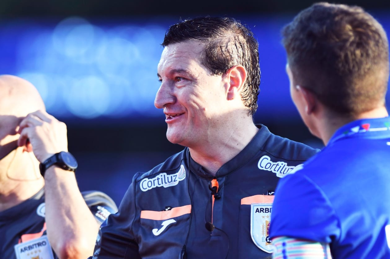 Yimmy Álvarez se retiró como árbitro central - AUF